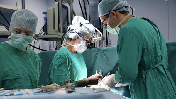 Кардиохирурги Центра Мешалкина во время хирургическую коррекцию редкого врожденного дефекта сердечно-сосудистой системы новорожденному