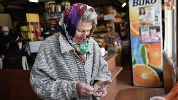 Пожилая женщина в магазине 