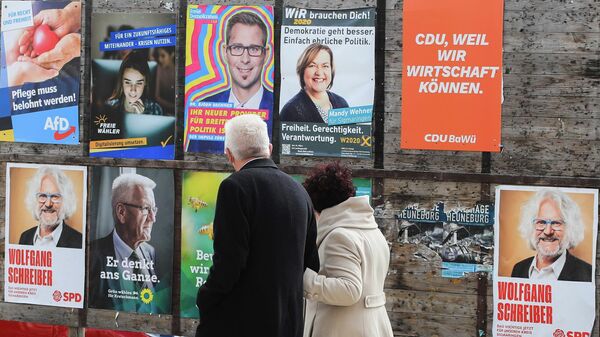 Лидер партии Союз 90/Зеленые Винфрид Кречман уходит с избирательного участка в Баден-Вюртемберге. 14 марта 2021 