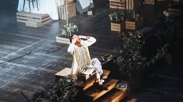 Сергей Безруков в сцене из спектакля Дядя Ваня в Московском Губернском театре
