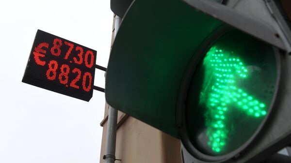 Электронное табло с курсом евро на улице Сретенка в Москве