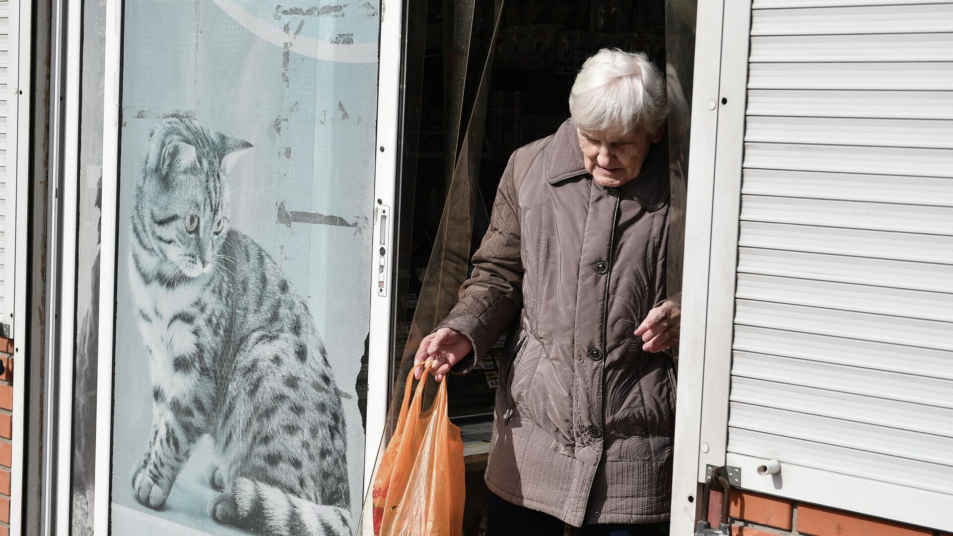 Пожилая женщина выходит из магазина в Симферополе - РИА Новости, 1920, 29.03.2021