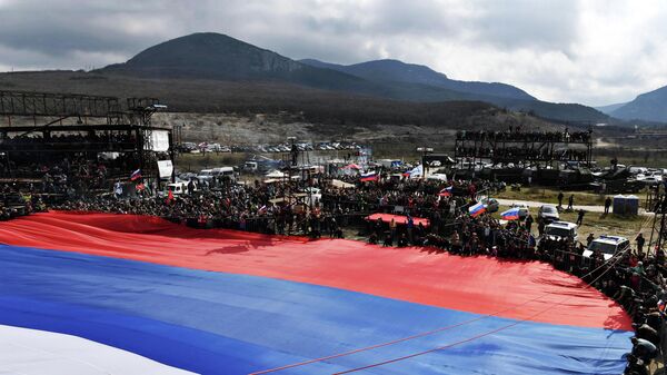 Гигантский флаг России на горе Гасфорта в Севастополе