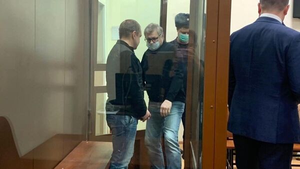 Бывшие следователи по особо важным делам СК РФ Сергей Дубинский и Андрей Тринев (слева направо) в здании Басманного суда 
