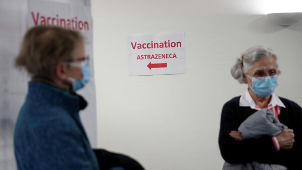 Вакцинация от коронавируса в клинике во Франции