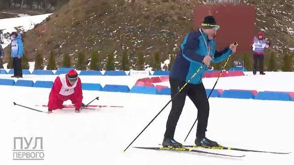 Лыжник падает на забеге с Лукашенко