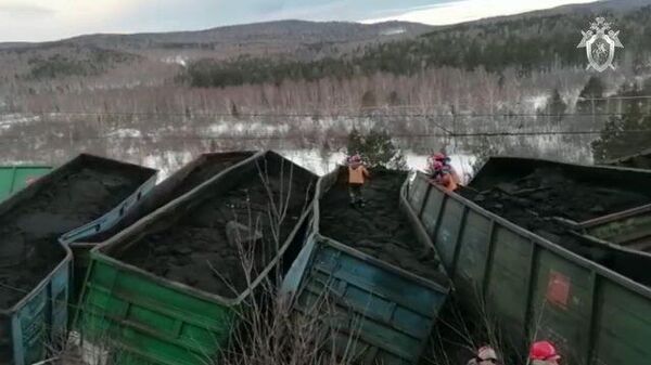 Сход вагонов грузового поезда с углем в Челябинской области. Кадры СК РФ