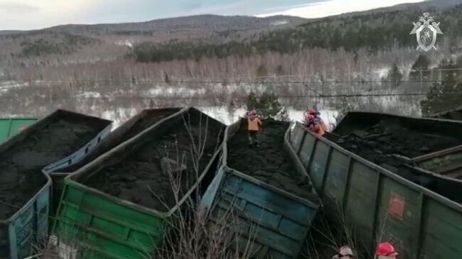 Сход вагонов грузового поезда с углем в Челябинской области. Кадры СК РФ