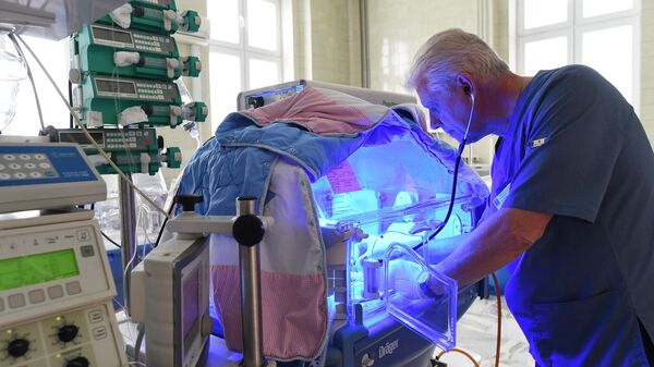 Врач осматривает глубоко недоношенного ребенка, подключенного к аппарату искусственной вентиляции легких в МГМУ имени И. М. Сеченова