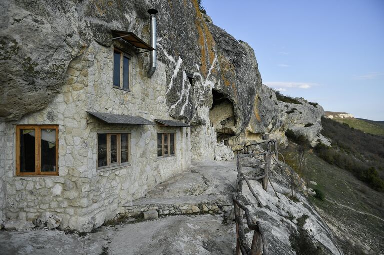 Объект культурного наследия народов России федерального значения пещерный монастырь Челтер-Мармара, расположенный на обрыве горы Челтер-Кая