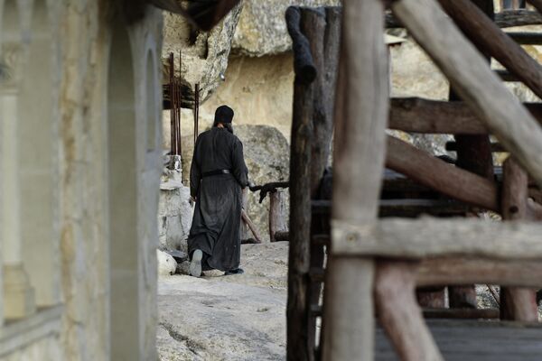 Монах на территории пещерного монастыря Челтер-Мармара, расположенного на обрыве горы Челтер-Кая