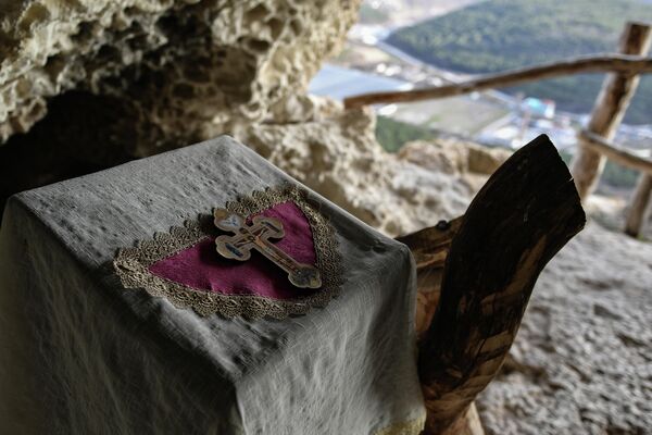 Христианские реликвии в пещерном монастыре Челтер-Мармара, расположенном на обрыве горы Челтер-Кая