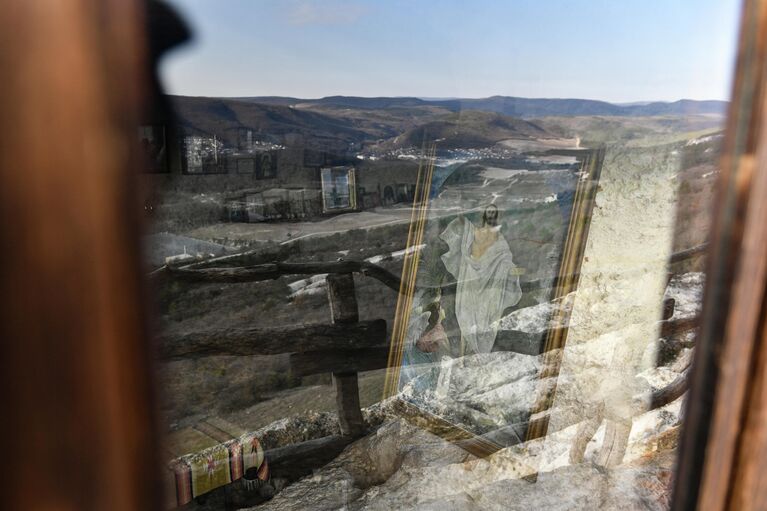 Иконы в церкви пещерного монастыря Челтер-Мармара, расположенного на обрыве горы Челтер-Кая в Крыму