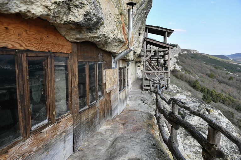 Объект культурного наследия народов России федерального значения пещерный монастырь Челтер-Мармара, расположенный на обрыве горы Челтер-Кая