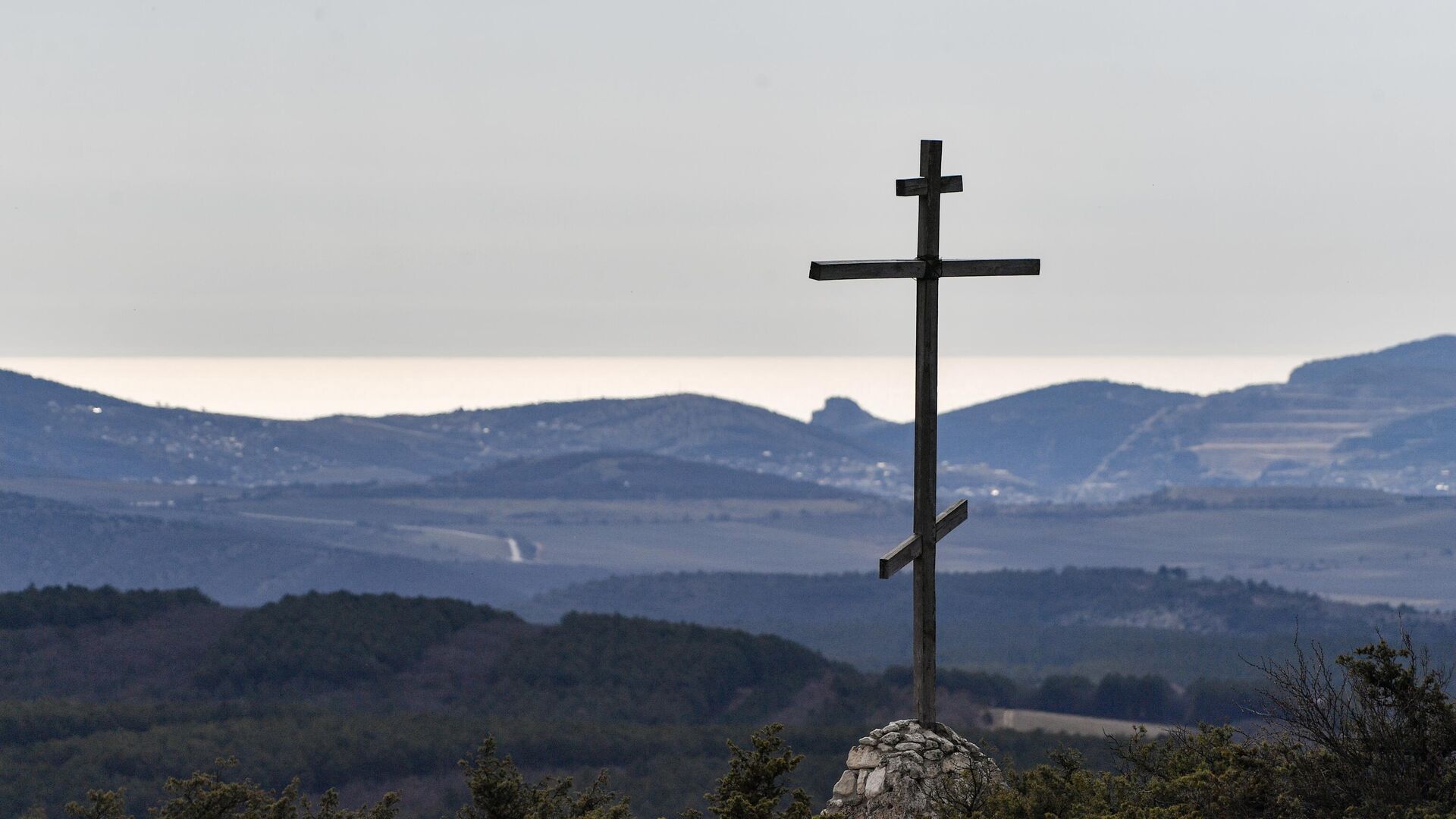 Православный крест у пещерного монастыря Челтер-Мармара, расположенного на обрыве горы Челтер-Кая - РИА Новости, 1920, 10.08.2021