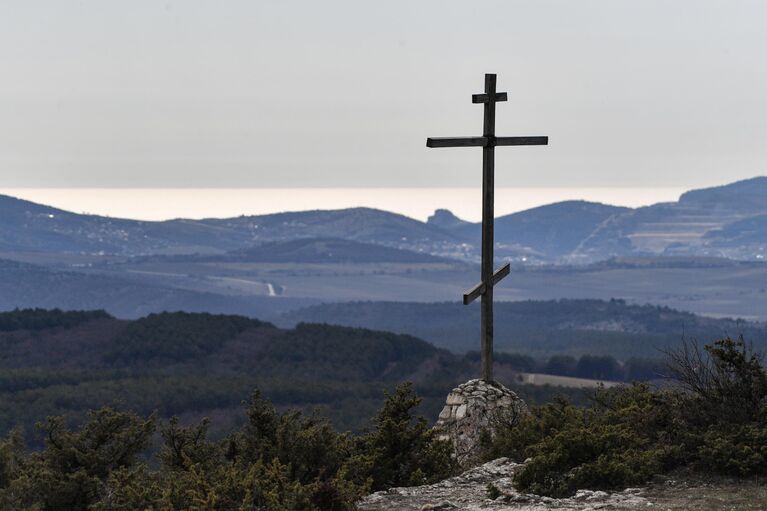 Православный крест у пещерного монастыря Челтер-Мармара, расположенного на обрыве горы Челтер-Кая