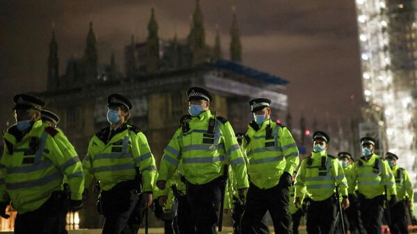 Британские полицейские на Вестминстерском мосте в Лондоне во время протестов после убийства Сары Эверард