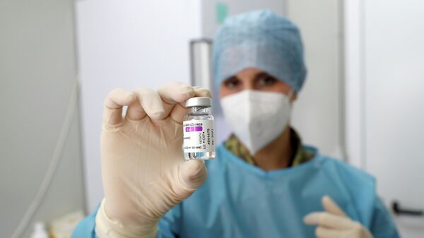 Медицинский работник с вакциной от коронавируса Oxford-AstraZeneca в центре массовой вакцинации на территории военного городка Чеккиньола в Риме