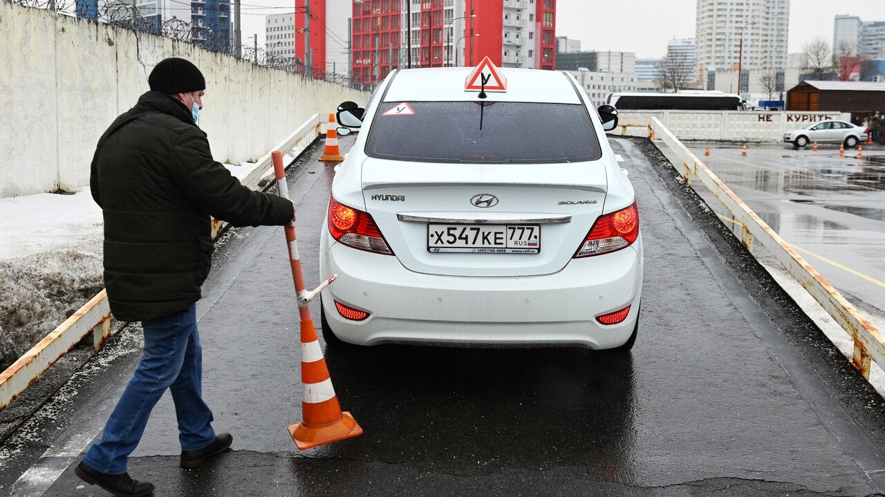 Участников СВО предложили допускать к экзаменам на права без автошколы -  РИА Новости, 17.07.2023