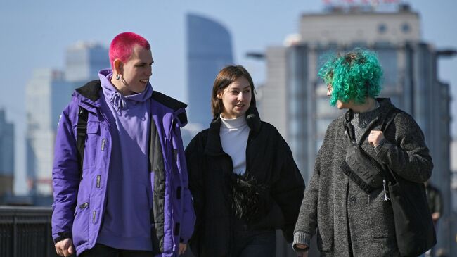 Молодые люди гуляют около Парка Горького в Москве