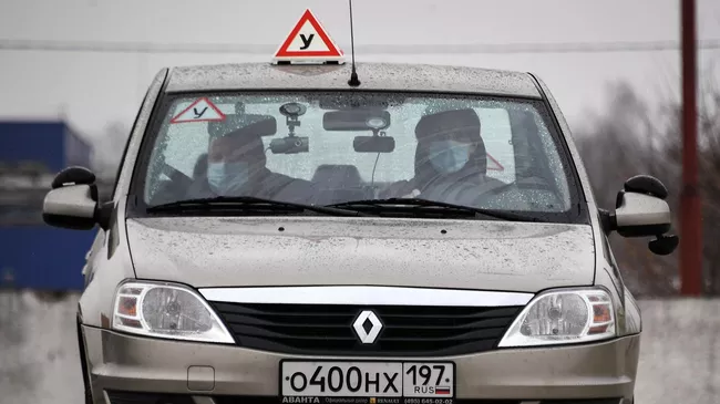 Автомобилист с инструктором 