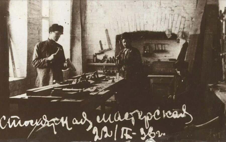 При Астраханском лепрозории была столярная мастерская, где работали пациенты. 1936 год