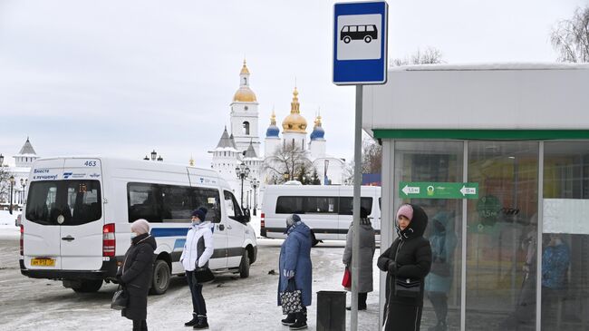 Люди на остановке общественного транспорта в Тобольске