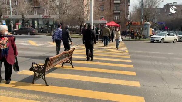 Протестующие в Ереване вынесли скамейку на проезжую часть, пытаясь перекрыть движение