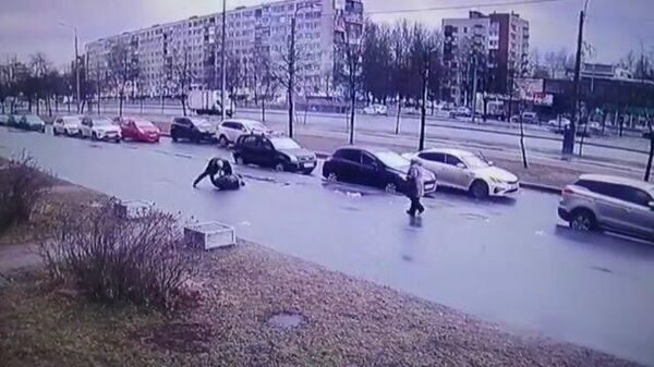 В Санкт-Петербурге водитель напал с ножом на пассажира. Кадры ЧП