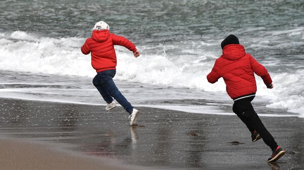 Мальчики играют на набережной Ялты