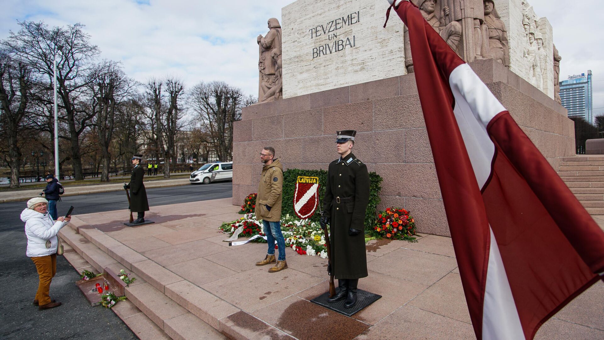 Сторонники латышского легиона Waffen-SS возлагают цветы к памятнику Свободы в Риге - РИА Новости, 1920, 11.03.2022
