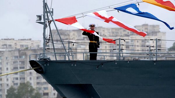Военнослужащий на борту корабля Черноморского флота ВМФ России в Севастополе