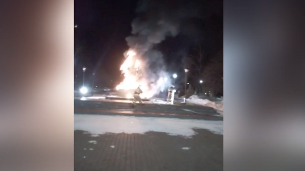 Охваченный пламенем памятник в городе Заинск