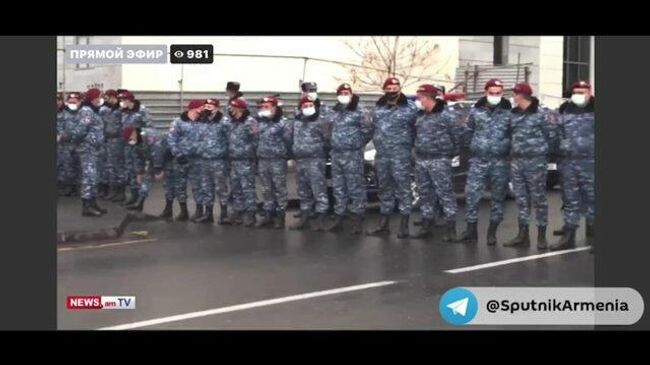 Полицейские оцепили здание Минобразования, науки, культуры и спорта Армении