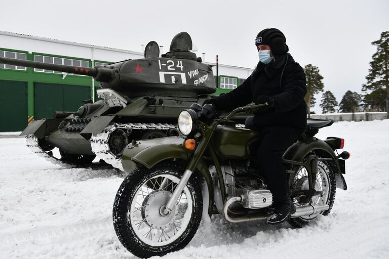 Танк Т-34-85 и мотоцикл Урал во время подготовки исторической военной техники для участия в параде, посвященном 76-й годовщине Победы в Великой Отечественной войне, в Екатеринбурге