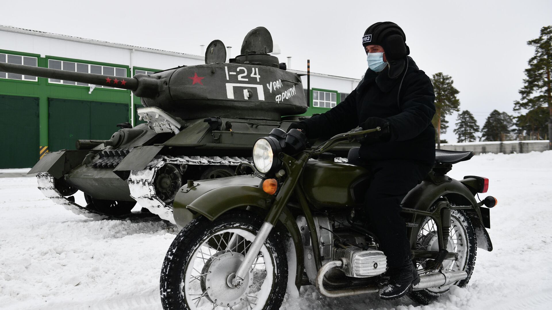 Танк Т-34-85 и мотоцикл Урал во время подготовки исторической военной техники для участия в параде, посвященном 76-й годовщине Победы в Великой Отечественной войне, в Екатеринбурге - РИА Новости, 1920, 17.03.2021