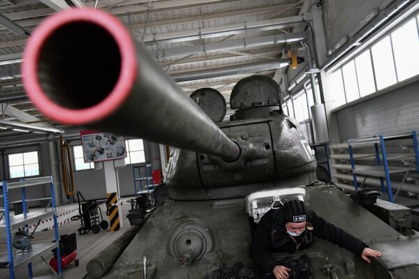 Танк Т-34-85 во время подготовки исторической военной техники для участия в параде, посвященном 76-й годовщине Победы в Великой Отечественной войне, в Екатеринбурге