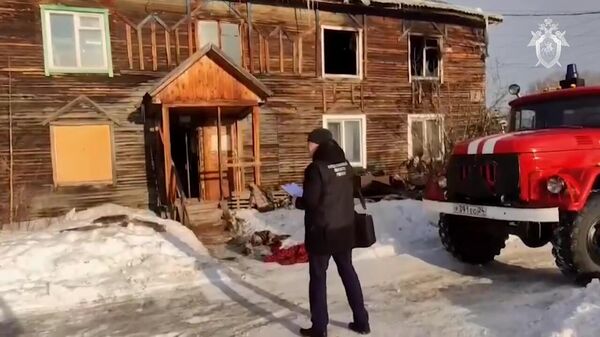 Сотрудник СК РФ на месте пожара в многоквартирном доме в городе Лесосибирск Красноярского края