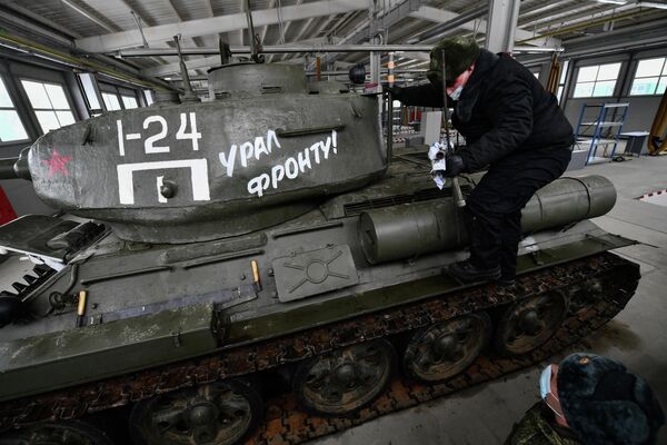 Танк Т-34-85 во время подготовки исторической военной техники для участия в параде, посвященном 76-й годовщине Победы в Великой Отечественной войне, в Екатеринбурге