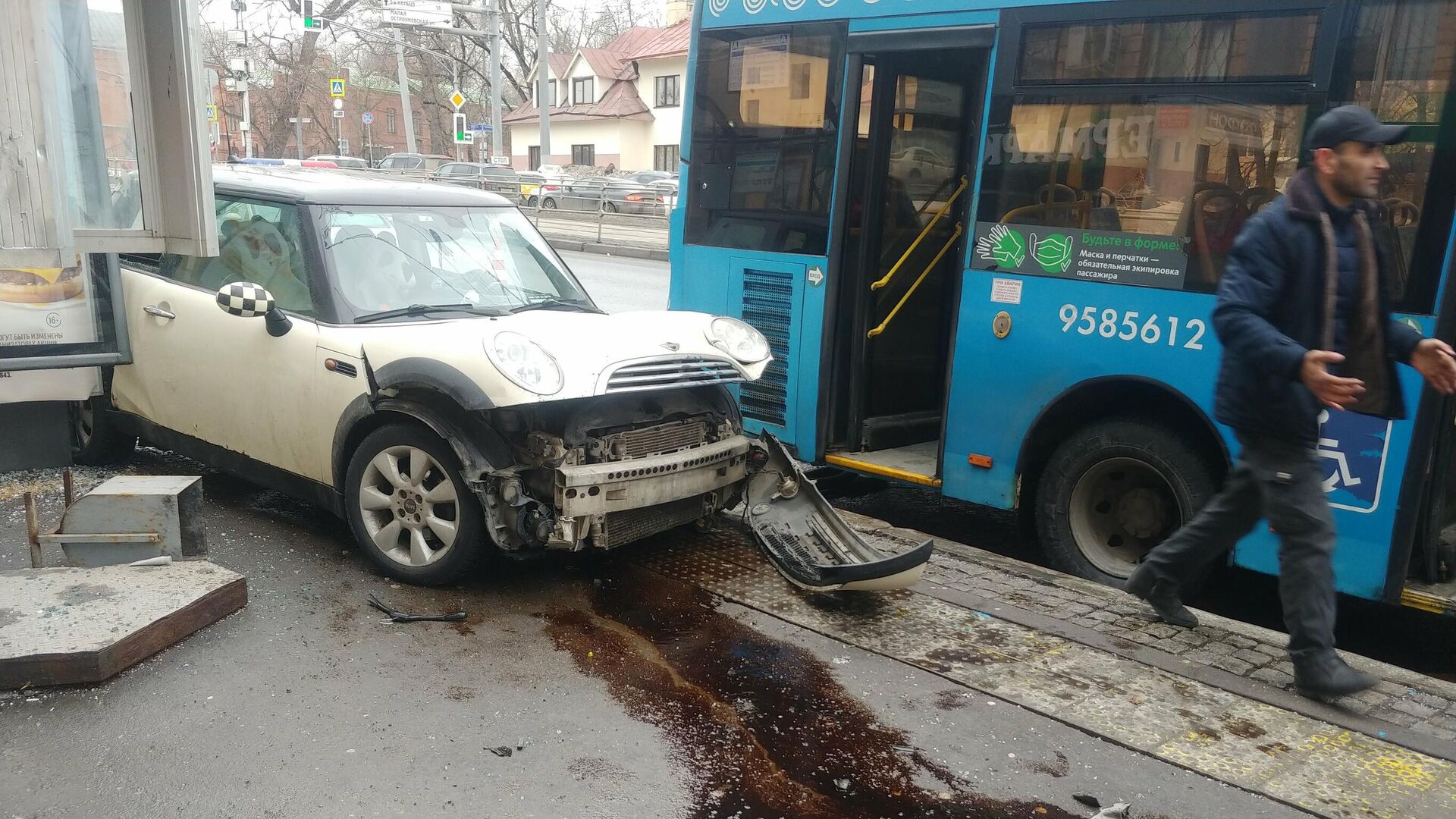 В Москве автомобиль въехал в автобус, высаживающий людей на остановке - РИА  Новости, 17.03.2021