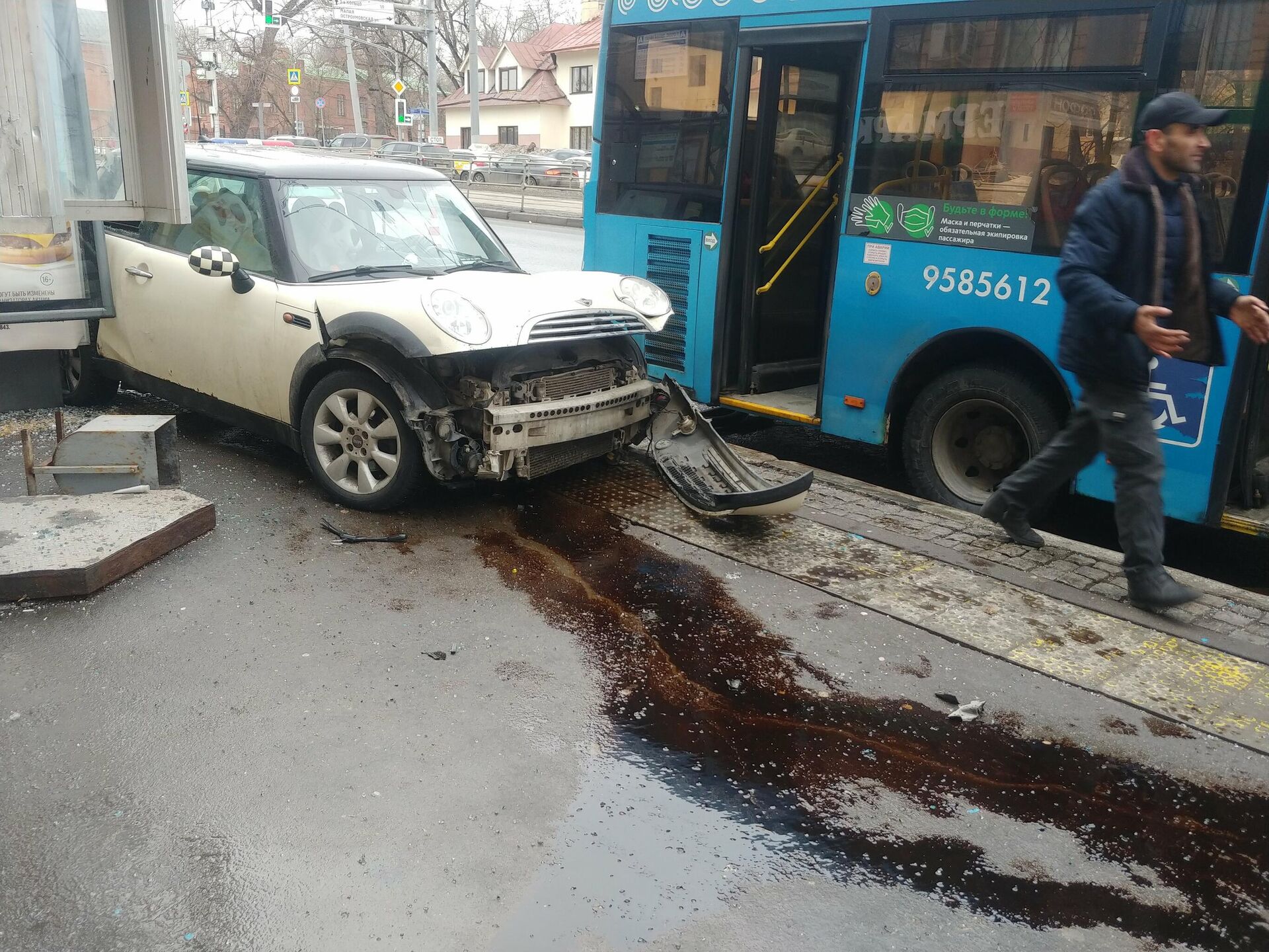 В Москве автомобиль въехал в автобус, высаживающий людей на остановке - РИА  Новости, 17.03.2021