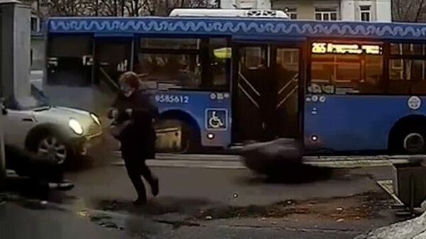 Машина въехала в высаживающий пассажиров автобус в Москве. Кадры ДТП