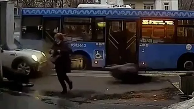 Машина въехала в высаживающий пассажиров автобус в Москве. Кадры ДТП