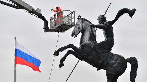 Сотрудники коммунальных служб во время помывки монумента Победы на Поклонной горе в Москве