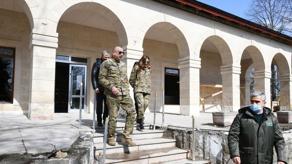 Президент Азербайджана Ильхам Алиев и его супруга Мехрибан во время посещения города Шуша