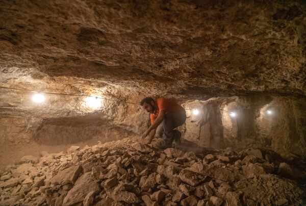 Археологические раскопки в пещере в районе Мертвого моря