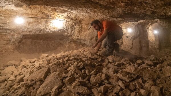 Археологические раскопки в пещере в районе Мертвого моря