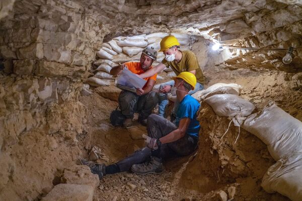 Археологические раскопки в пещерах в районе Мертвого моря