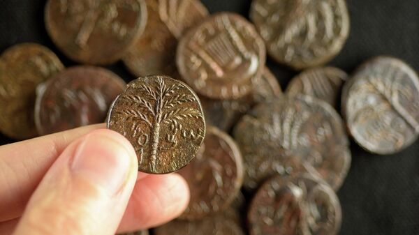 Древние монеты периода еврейского восстания Бар-Кохбы, датируемые 132–136 гг.