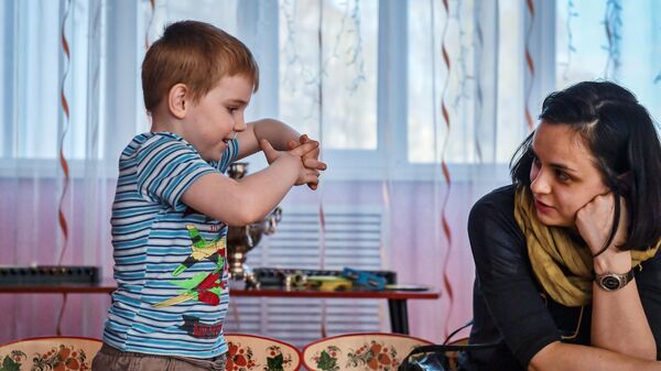 Психолог фонда Арифметика добра общается с воспитанником детского дома города Владимир
